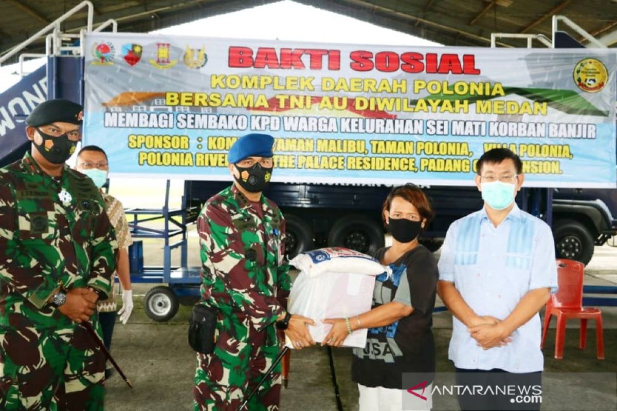 TNI AU bantu masyarakat terdampak banjir di Medan