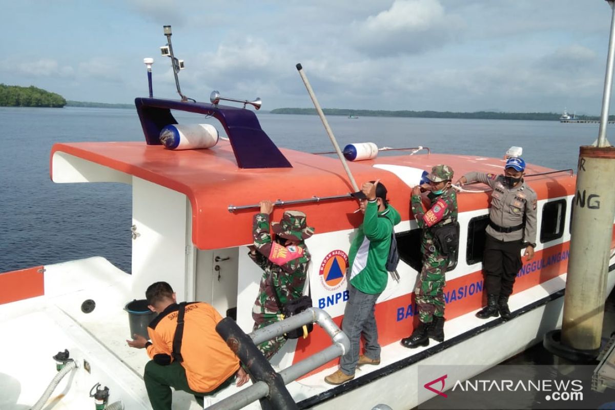 Kakak beradik naik sampan diterjang ombak, seorang meninggal