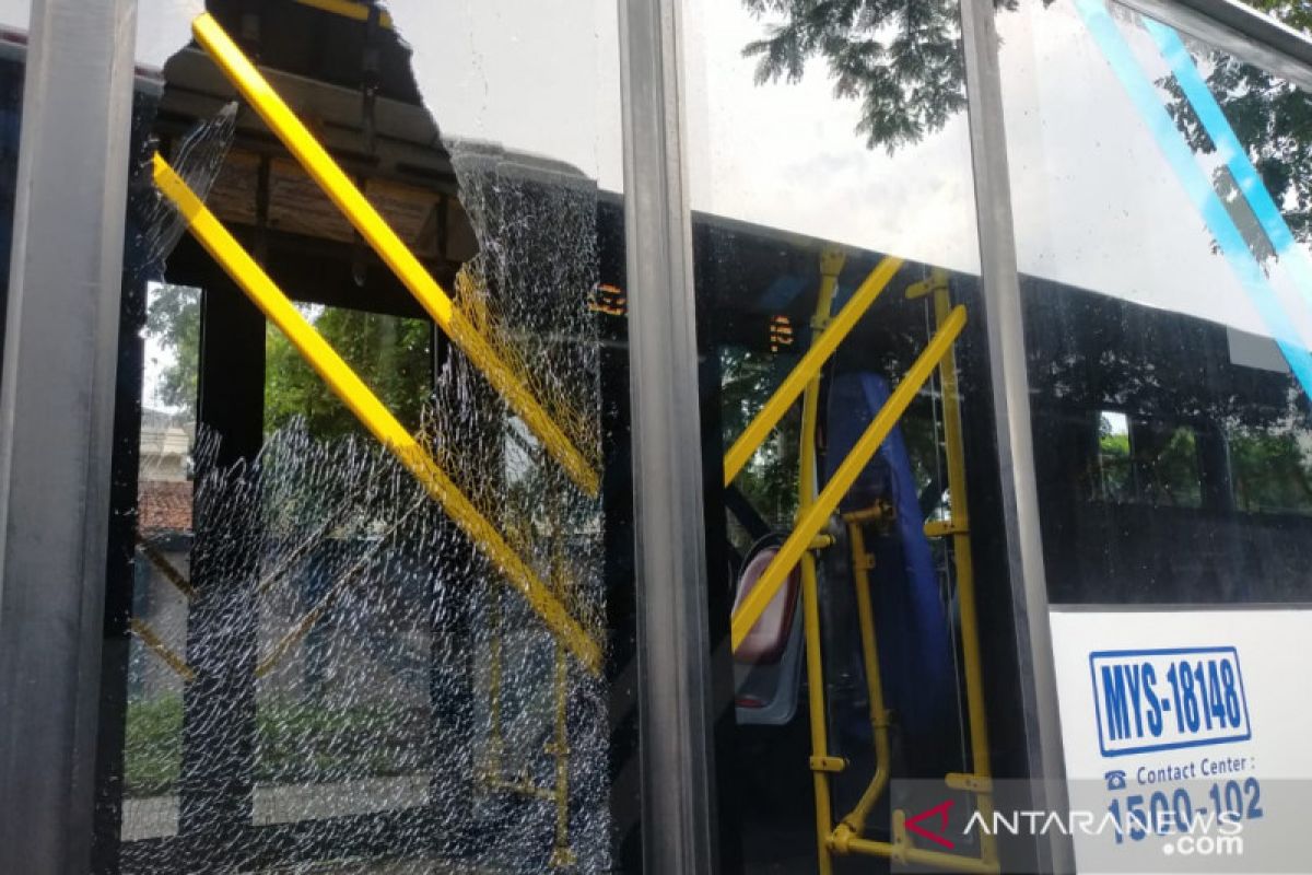 TransJakarta periksa CCTV pelemparan batu pada busnya di Halte SMK 57