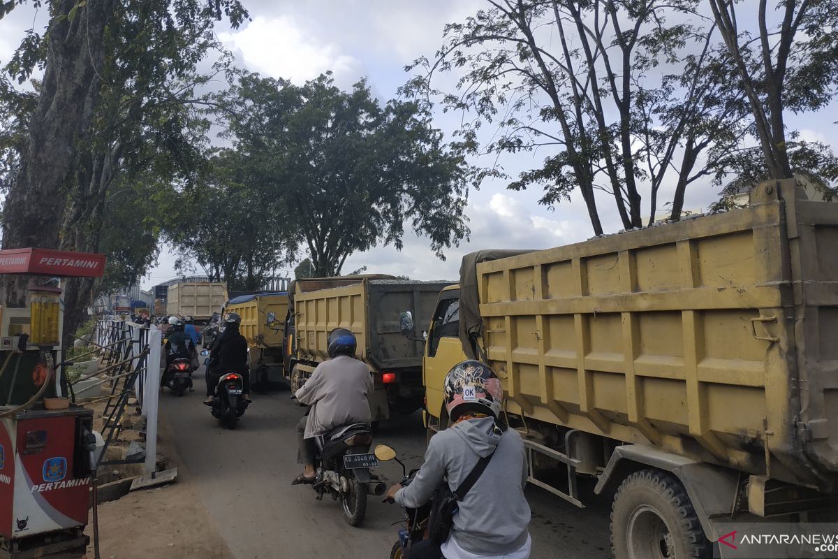 Antrian panjang kendaraan dampak perbaikan oprit Jembatan Paralel Landak