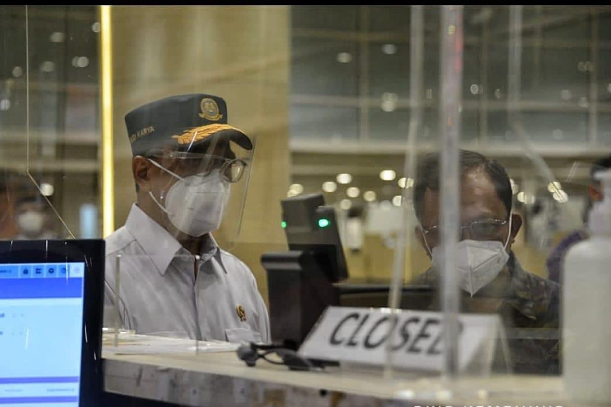 Antisipasi libur akhir tahun, Menhub tinjau Bandara Ngurah Rai