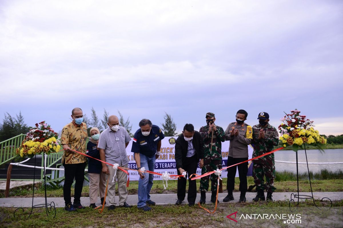 Dirjen Minerba Resmikan PLTS Terapung dan Fishing Villa Kampong Reklamasi Selinsing PT Timah