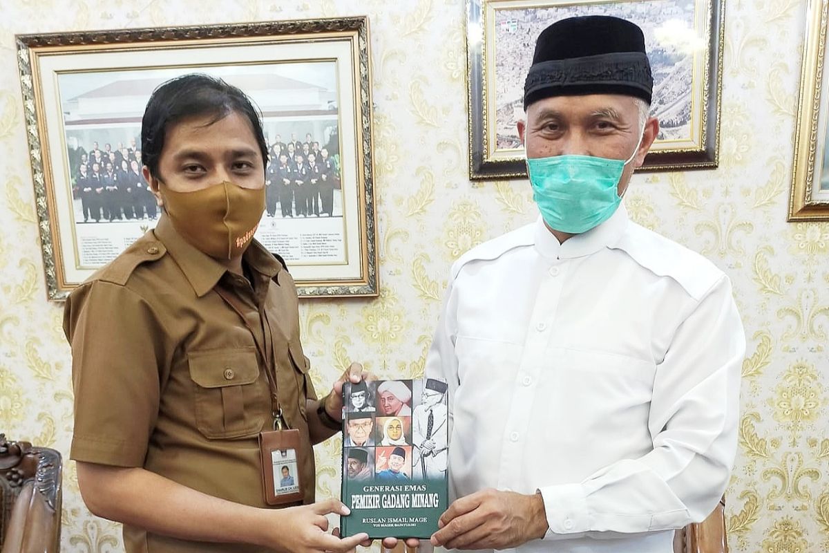 Buku Generasi Emas Minangkabau di Tangan Gubernur Terpilih Sumbar