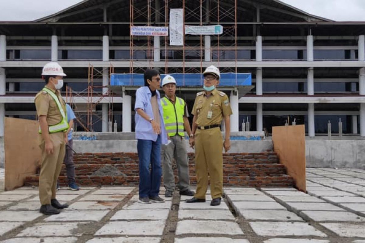 Bupati Pesisir Barat lakukan sidak pembangunan perkantoran