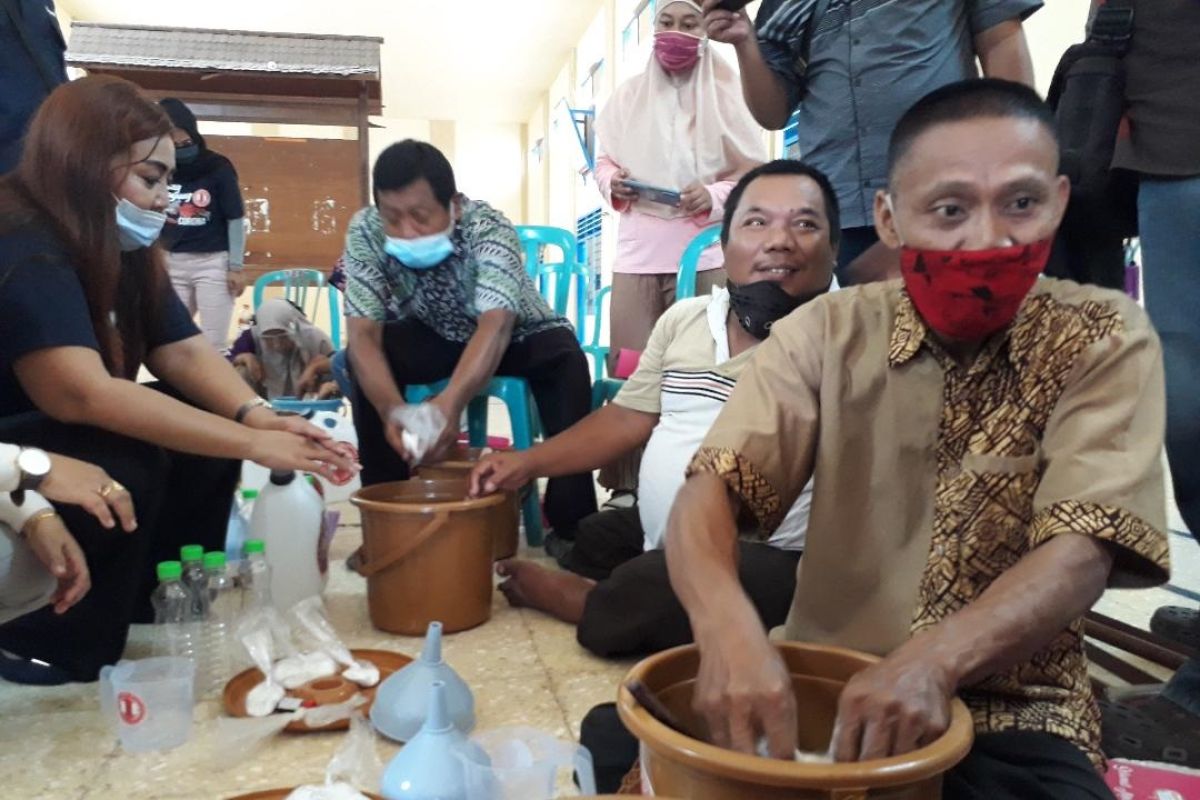 Puluhan disabilitasi di Kota Kediri ikuti pelatihan membuat sabun cuci