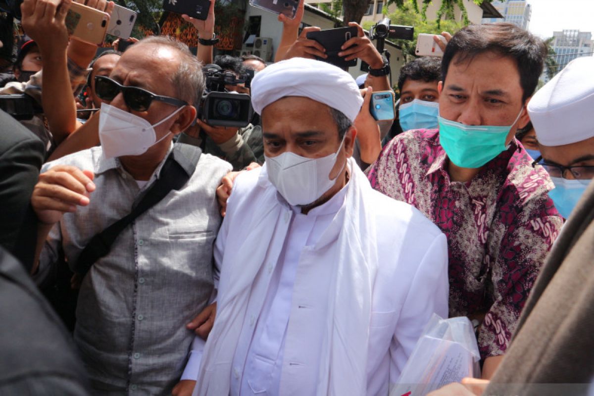 FPI leader Shihab arrives at Jakarta police HQ for questioning