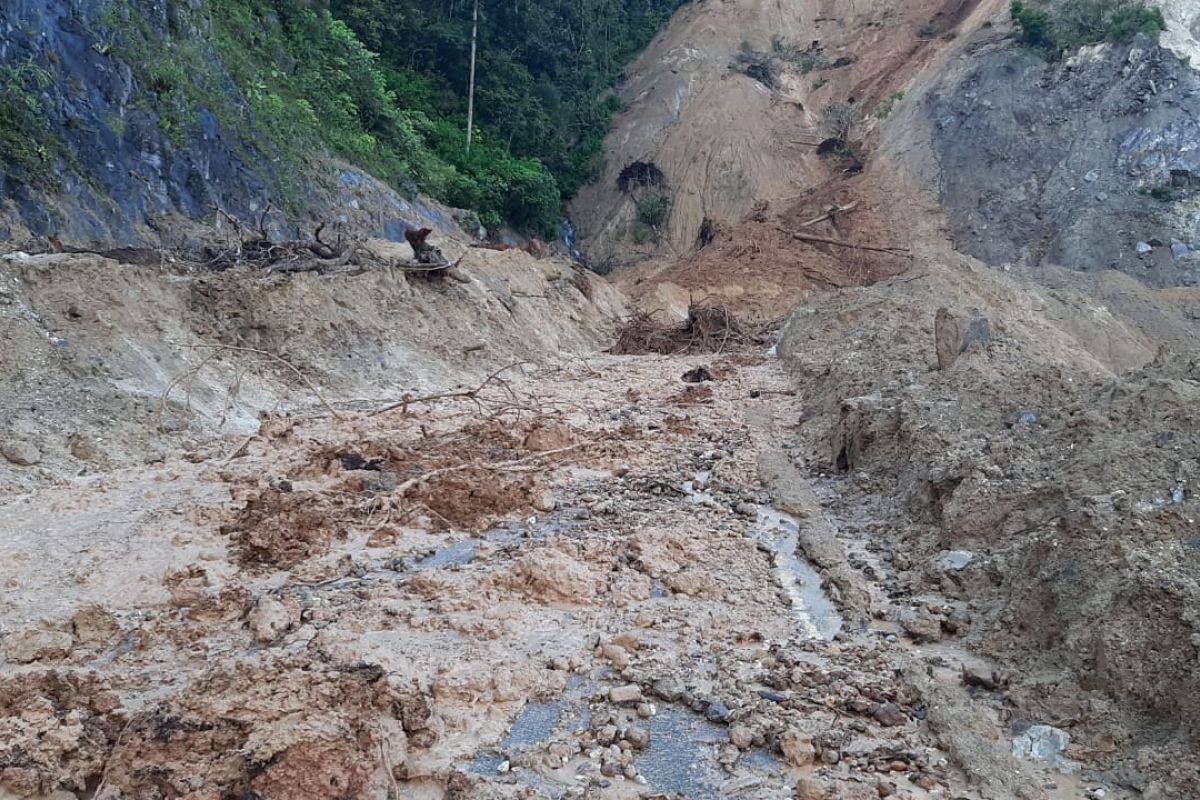 Jalan Padang - Bukittinggi melalui Malalak ditutup  akibat longsor