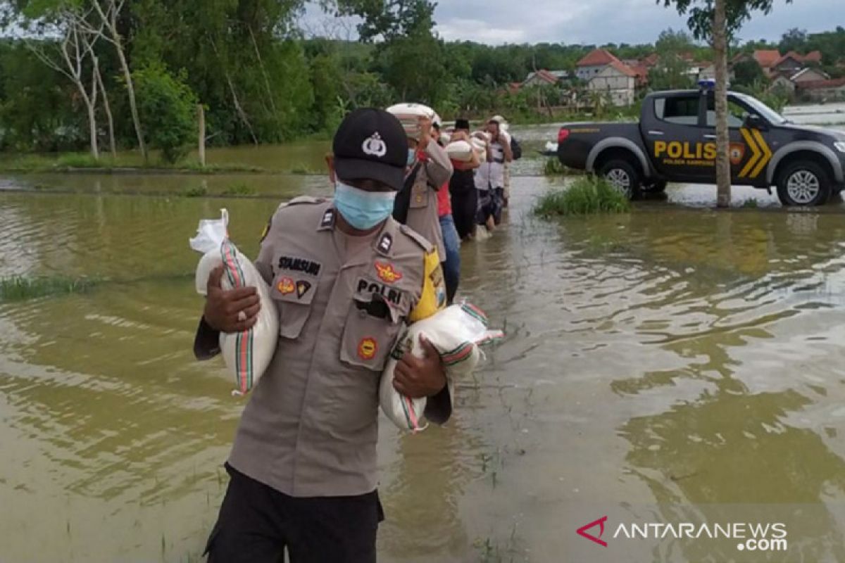 Polres Sampang bagikan 10 ton beras kepada warga terdampak banjir