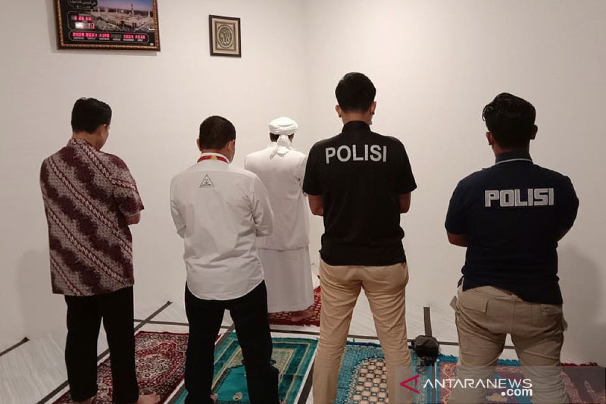 Rizieq dan polisi Polda Metro tunaikan Shalat Maghrib berjamaah