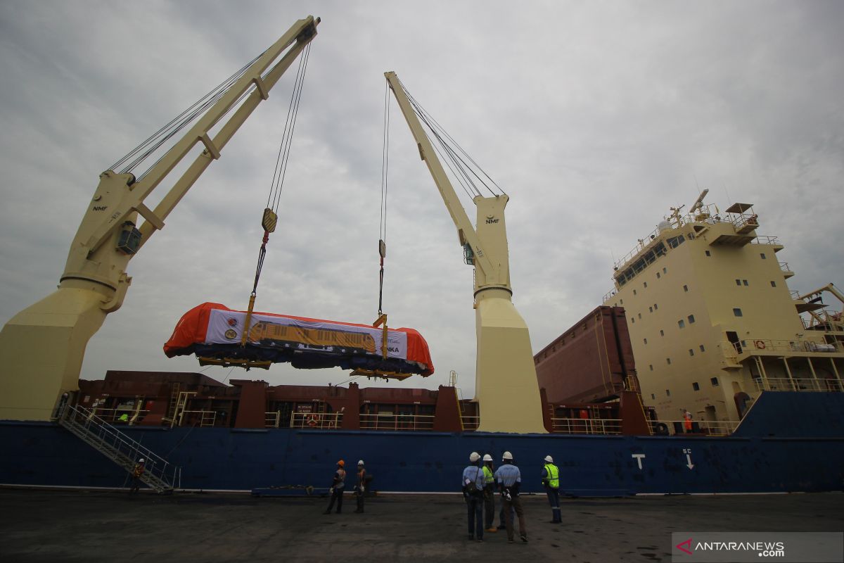PT INKA's three locomotives, 15 coaches arrive at Manila Harbour