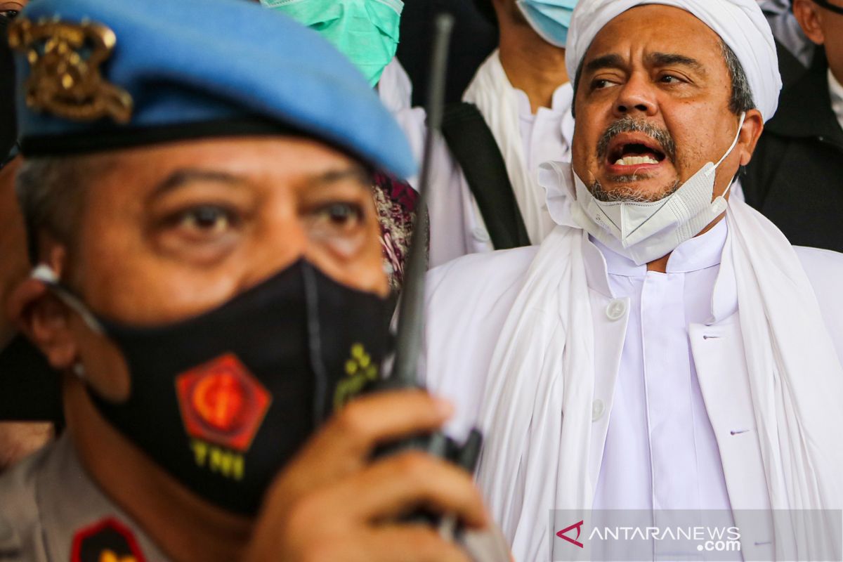 Penyidik tahan Habib Rizieq Shihab di Polda Metro