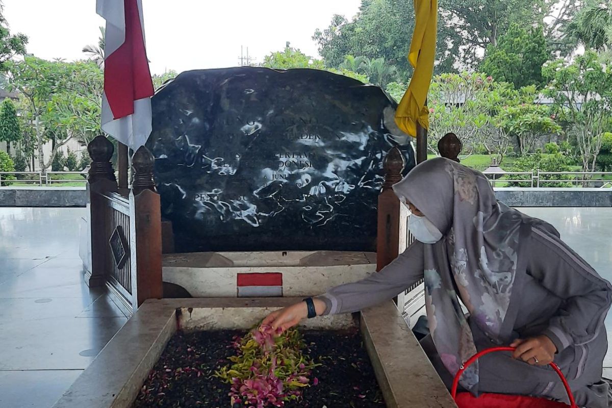 Unggul hitung cepat, Cabup Ipuk ziarah ke makam Bung Karno