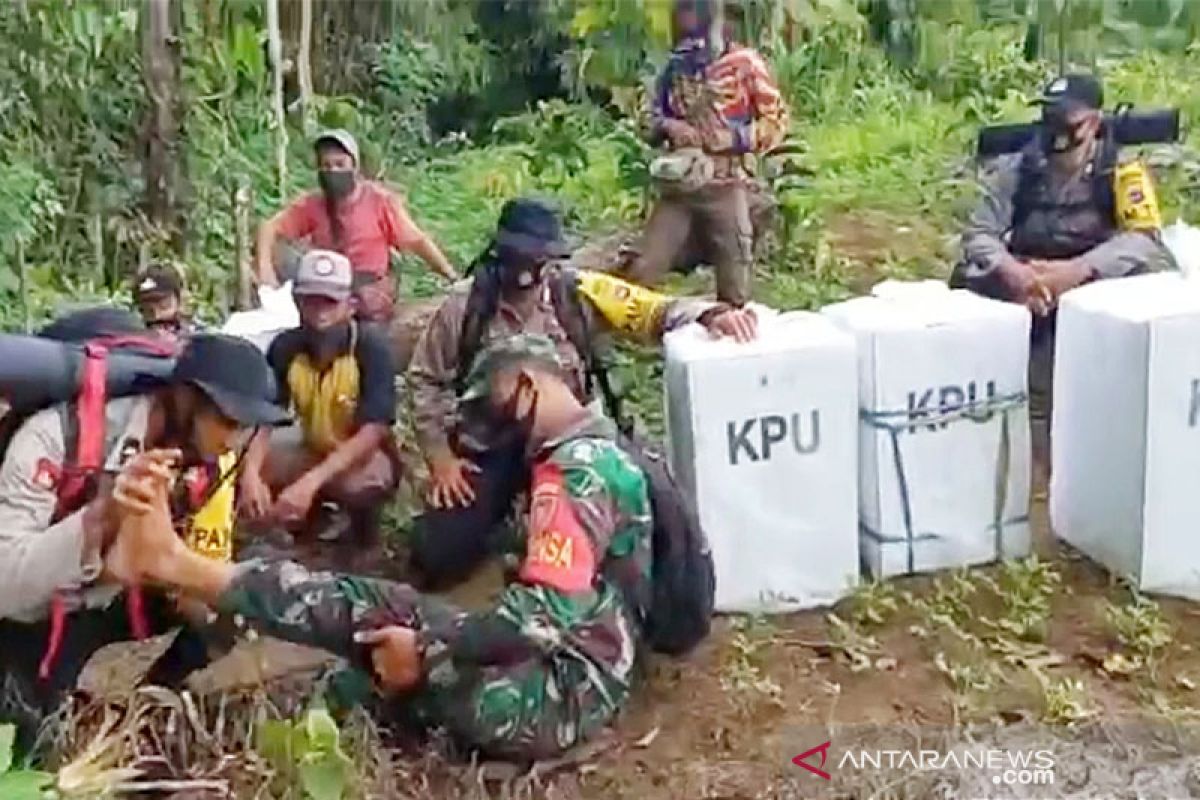 Jalan kaki 3 hari, Hasil pilkada dari Pegunungan Meratus tiba di PPK