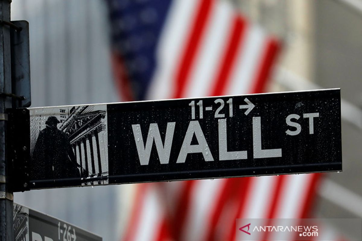 Wall Street beragam, kekhawatiran virus baru bayangi paket stimulus AS