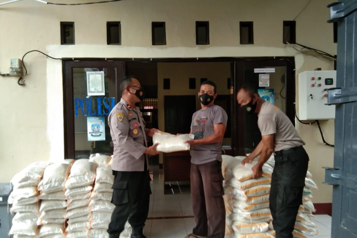 Polres Lombok Utara menyalurkan beras untuk warga terdampak COVID-19