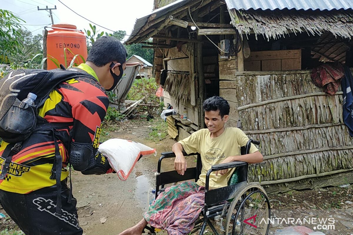 Polres Bangka Barat menyalurkan bantuan beras untuk warga disabilitas