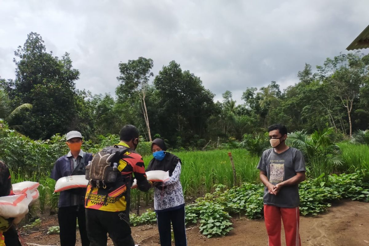 Polres Bangka Barat salurkan bantuan beras ke warga Desa Kundi