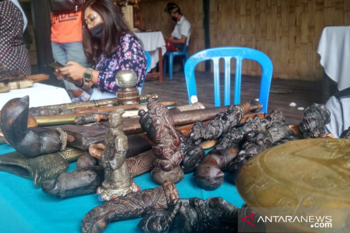 Ratusan pengoleksi keris ramaikan Pekenan Dayan Gunung di kawasan wisata Gili Trawangan Lombok