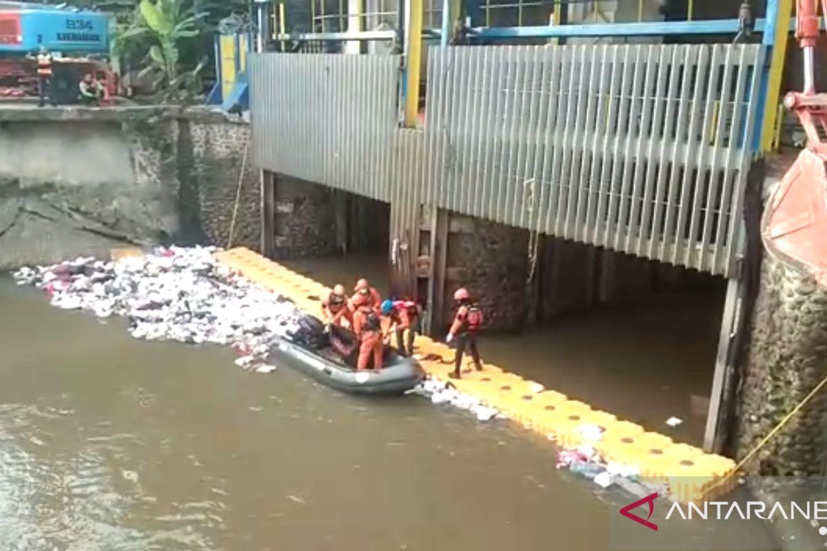 Seorang pencari cacing tewas mengambang di pintu air