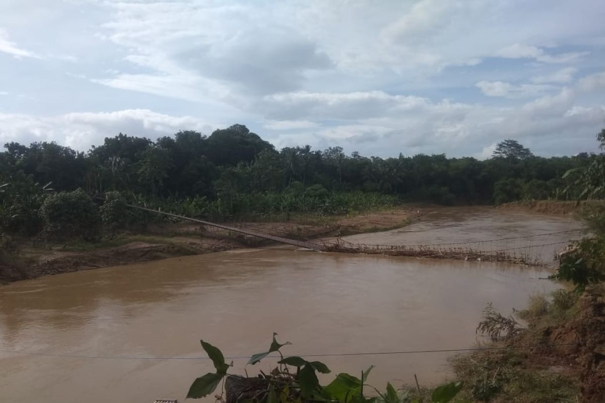 Sembilan warga Lebak luka-luka jatuh ke sungai akibat jembatan gantung putus