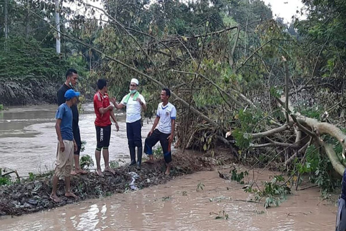 Salurkan bantuan, Haji Uma juga desak tanggul jebol segera ditangani