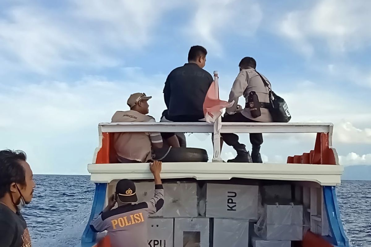 Polisi melakukan pengawalan pergeseran kotak suara di Kepulauan Sangihe