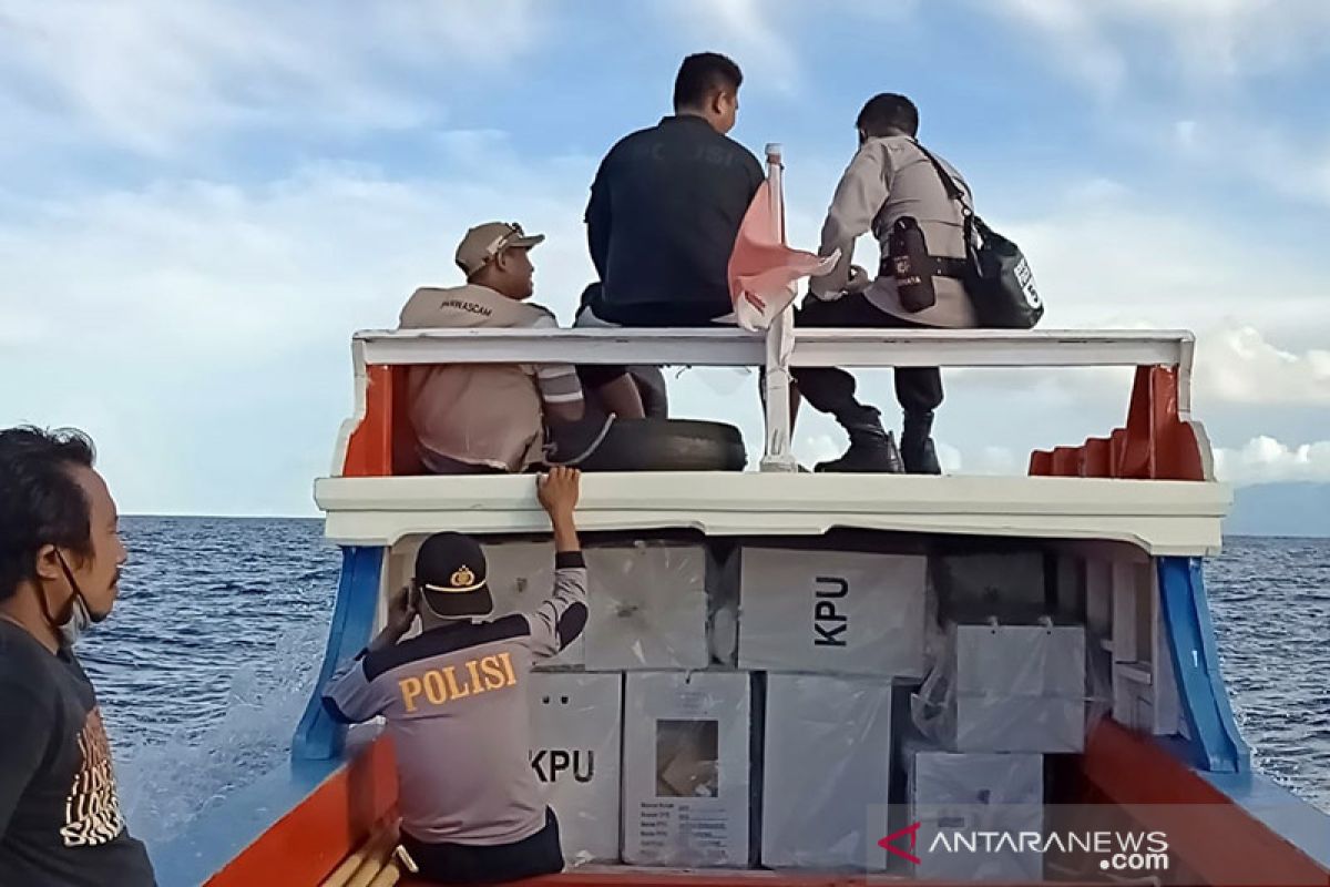 Polisi lakukan pengawalan pergeseran kotak suara di Kepulauan Sangihe