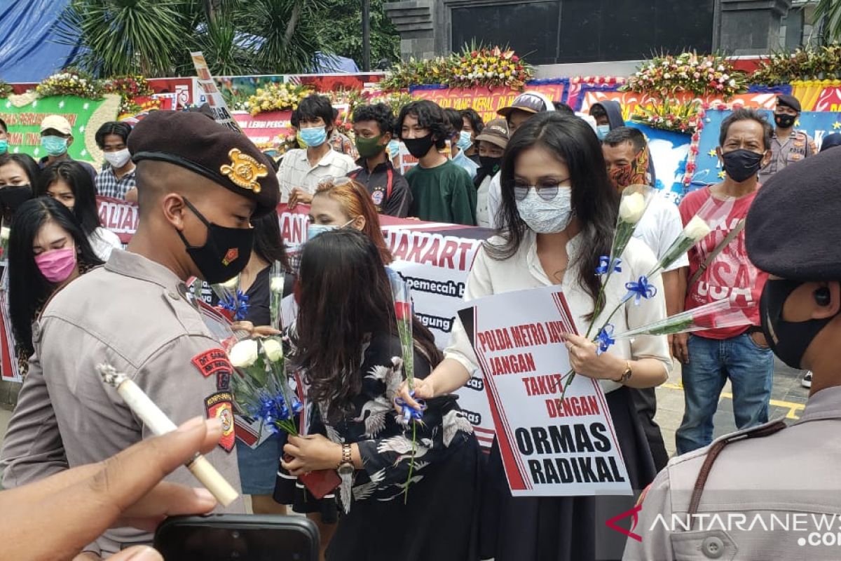 Puluhan perempuan datangi Polda Metro dan bagikan kembang ke polisi