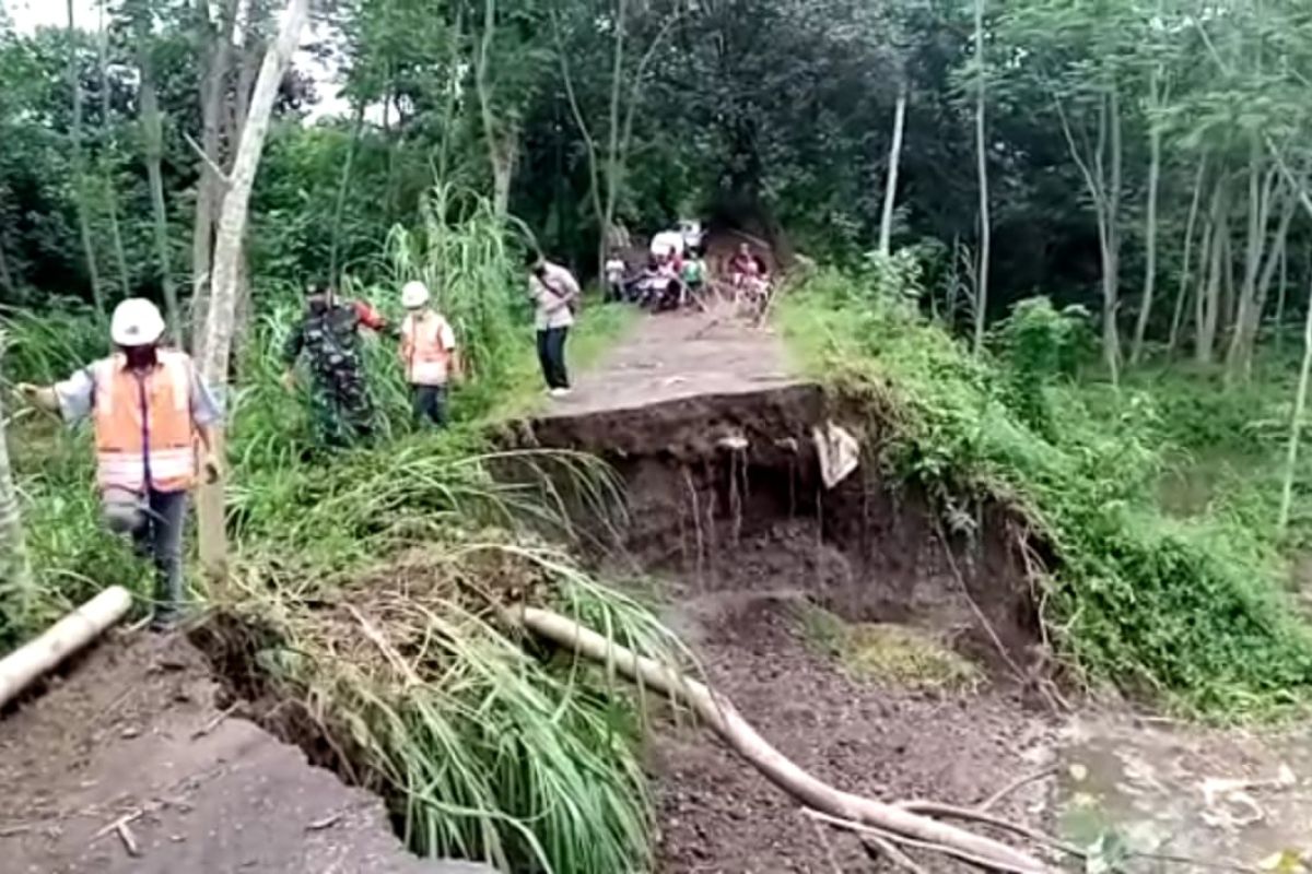 Akses jalan menuju penyeberangan Sungai Brantas di Tulungagung longsor