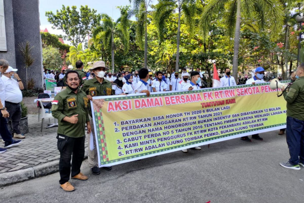 Karena baru dibayar enam bulan, oknum Forum Komunikasi RT/RW demo Pemko Pekanbaru