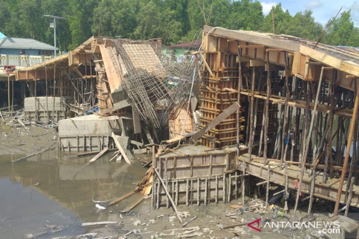 Konstruksi bangunan jembatan di Tarakan ambruk
