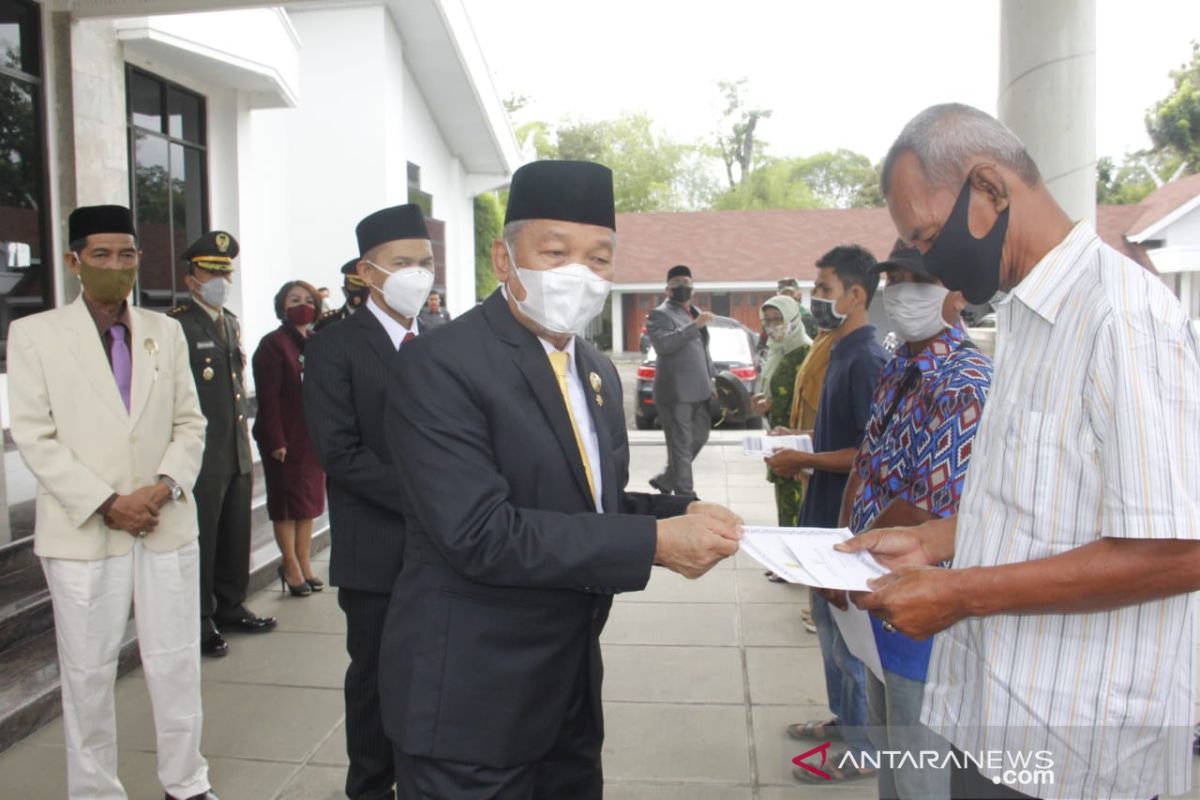 Rangkaian Harjad HST, Bupati berikan Penghargaan Kepada 20 orang pendiri kabupaten