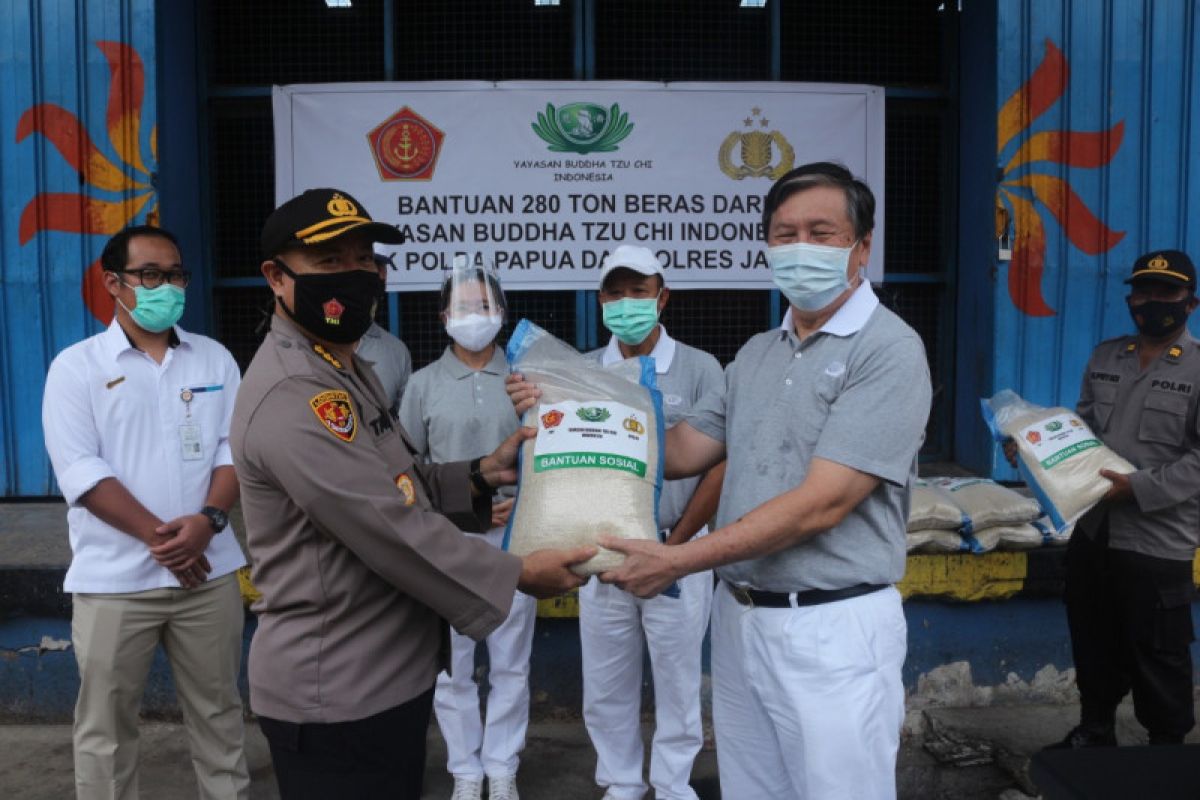 Polda Papua mendapat bantuan 280 ton beras dari Yayasan Buddha Tzu Chi