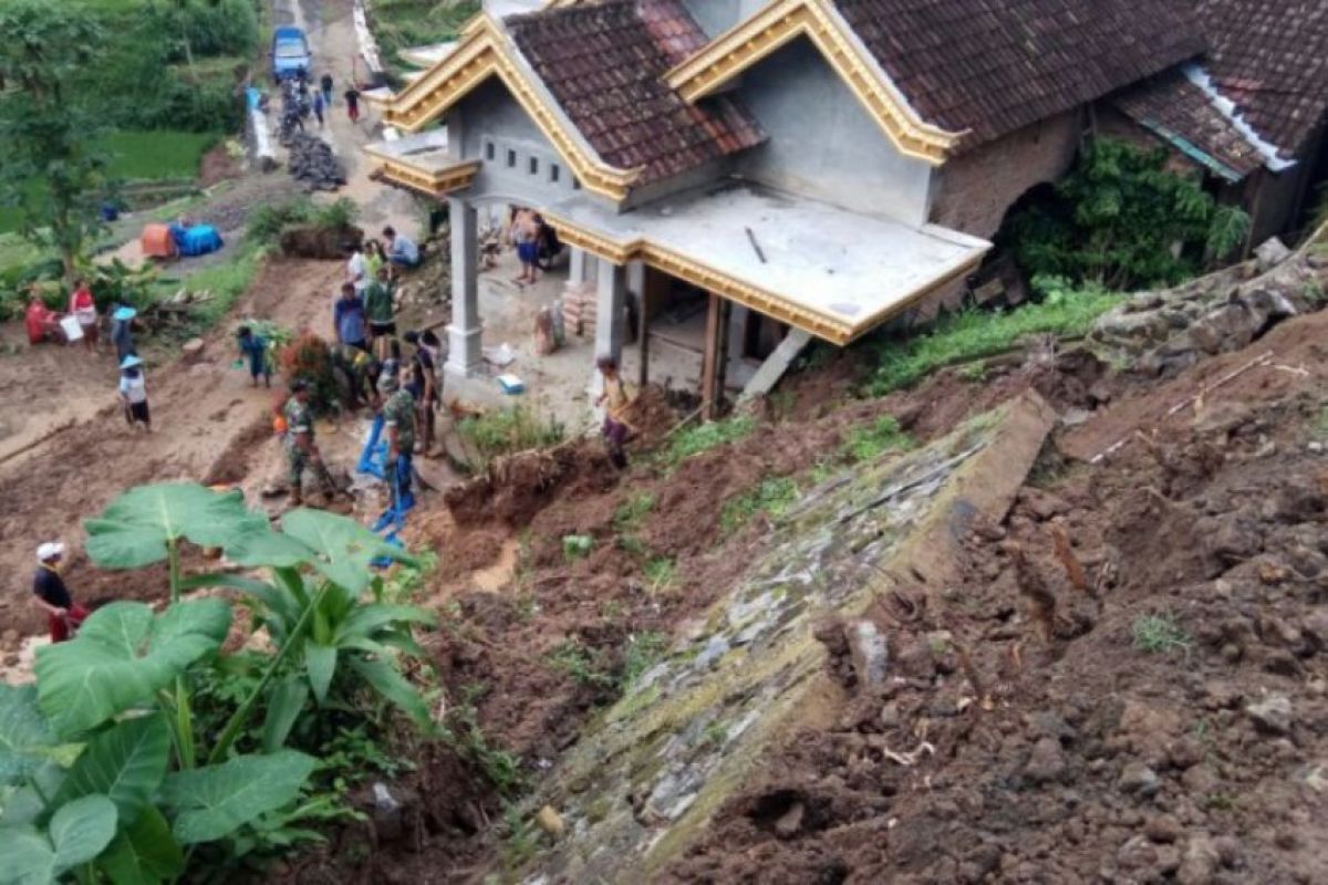 Rumah rusak dan jalan tertutup material longsor