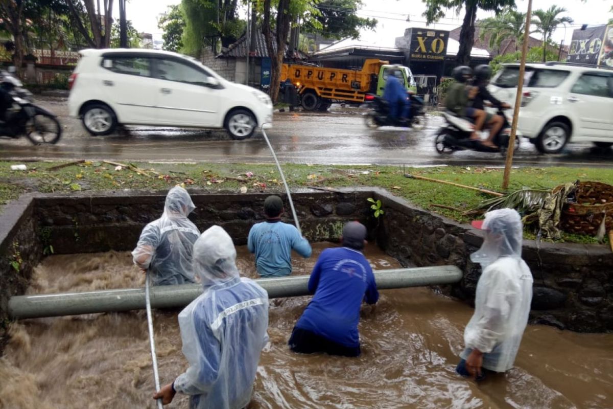 Petugas Dinas PUPR kota Denpasar bersihkan sungai antisipasi banjir