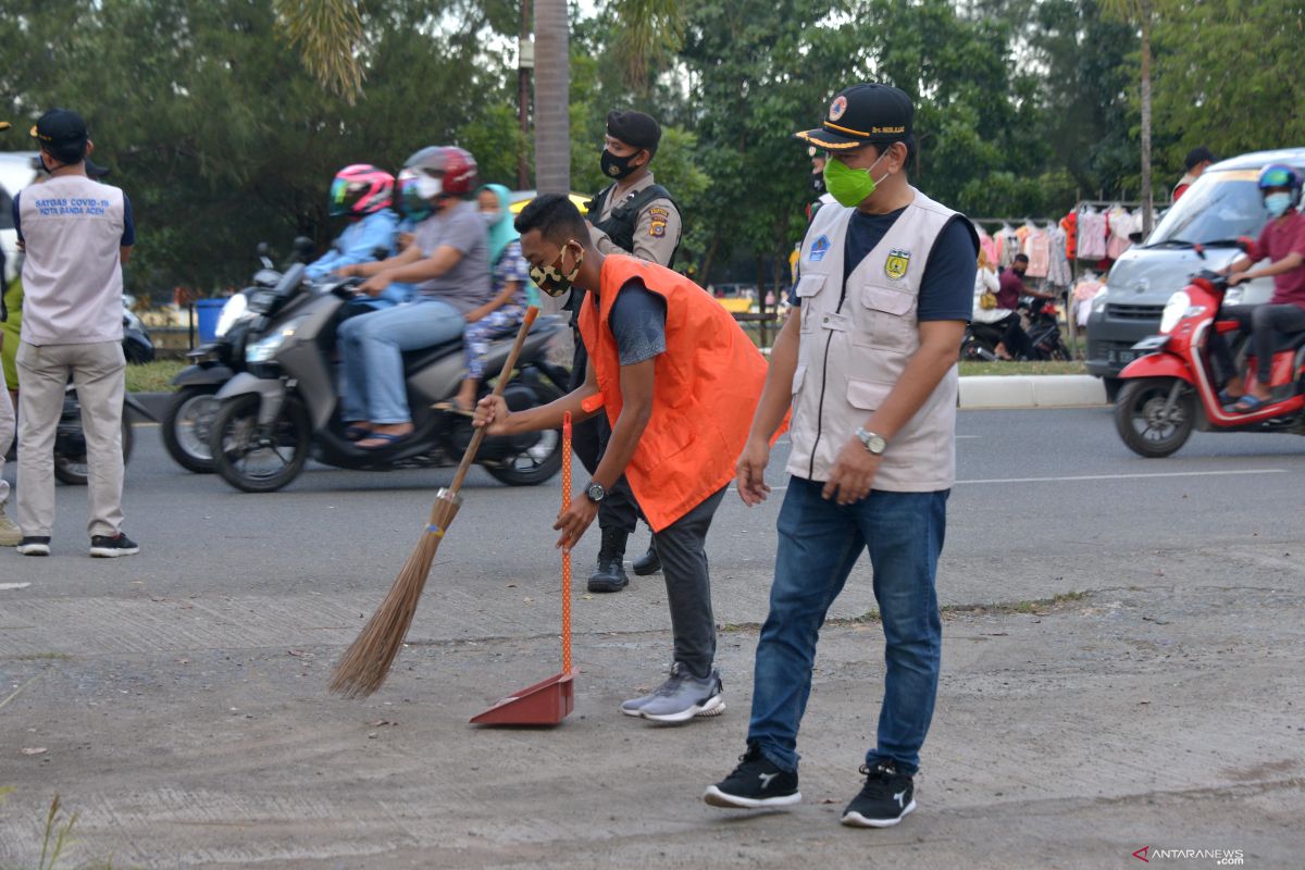 Sanksi menyapu jalan bagi pelanggar prokes