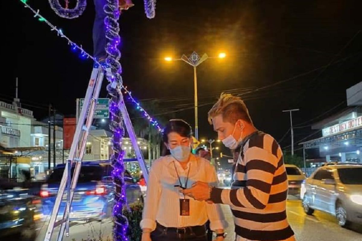 Pemkot Singkawang meriahkan Natal dan Tahun Baru 2021 dengan menghias kota