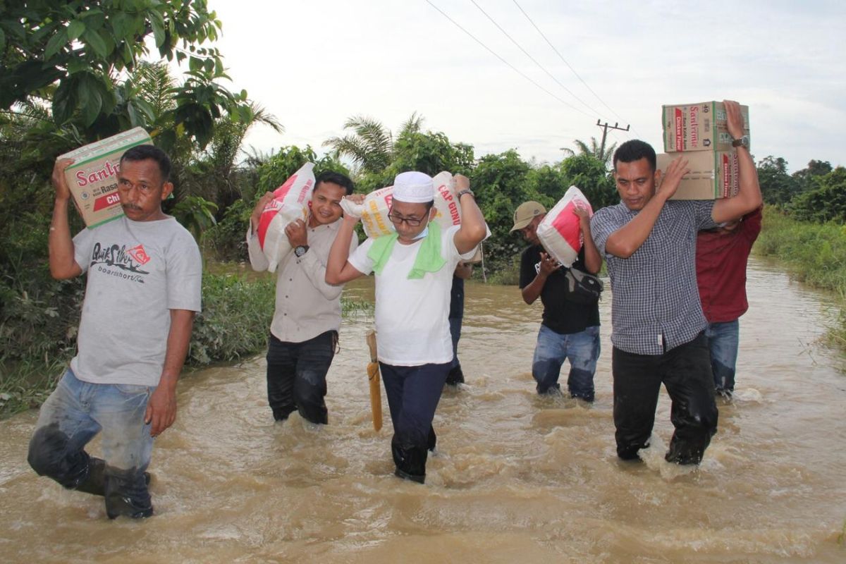 Arungi banjir, Haji Uma salurkan bantuan untuk pengungsi Aceh Utara dan Aceh Timur