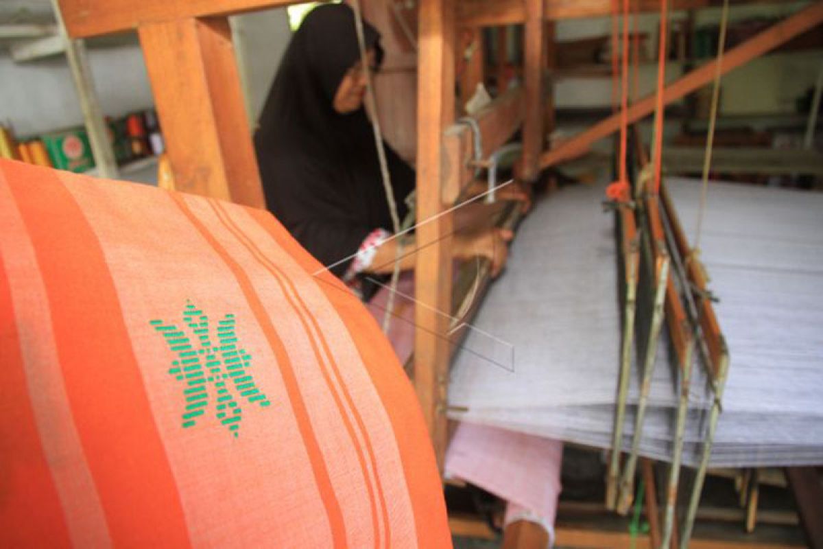 Produksi kain tenun ikat tradisional Aceh