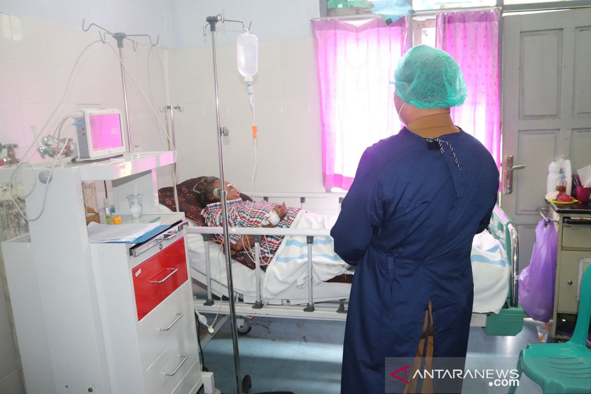 Dijenguk Bupati HSS, kondisi kesehatan Haji Nanang dan Esti terus membaik