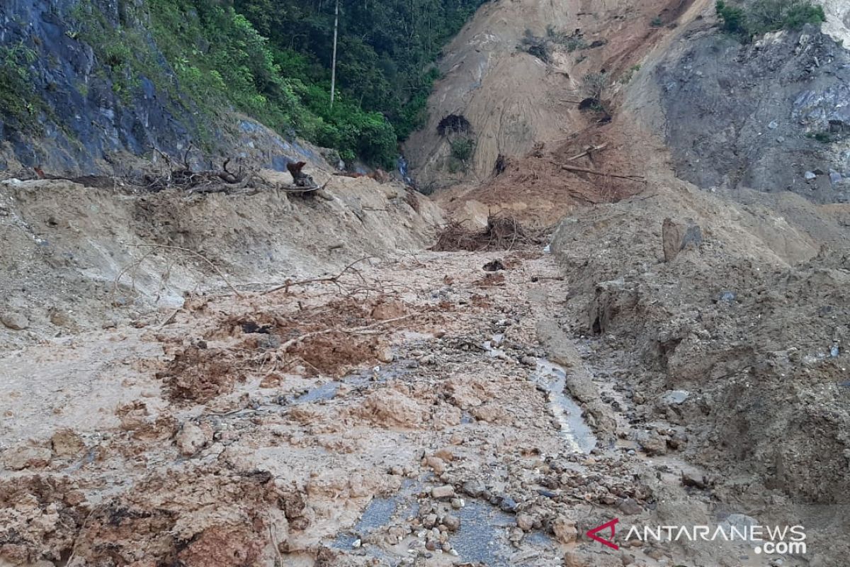 Jalan provinsi di Malalak Agam tertimbun tanah longsor