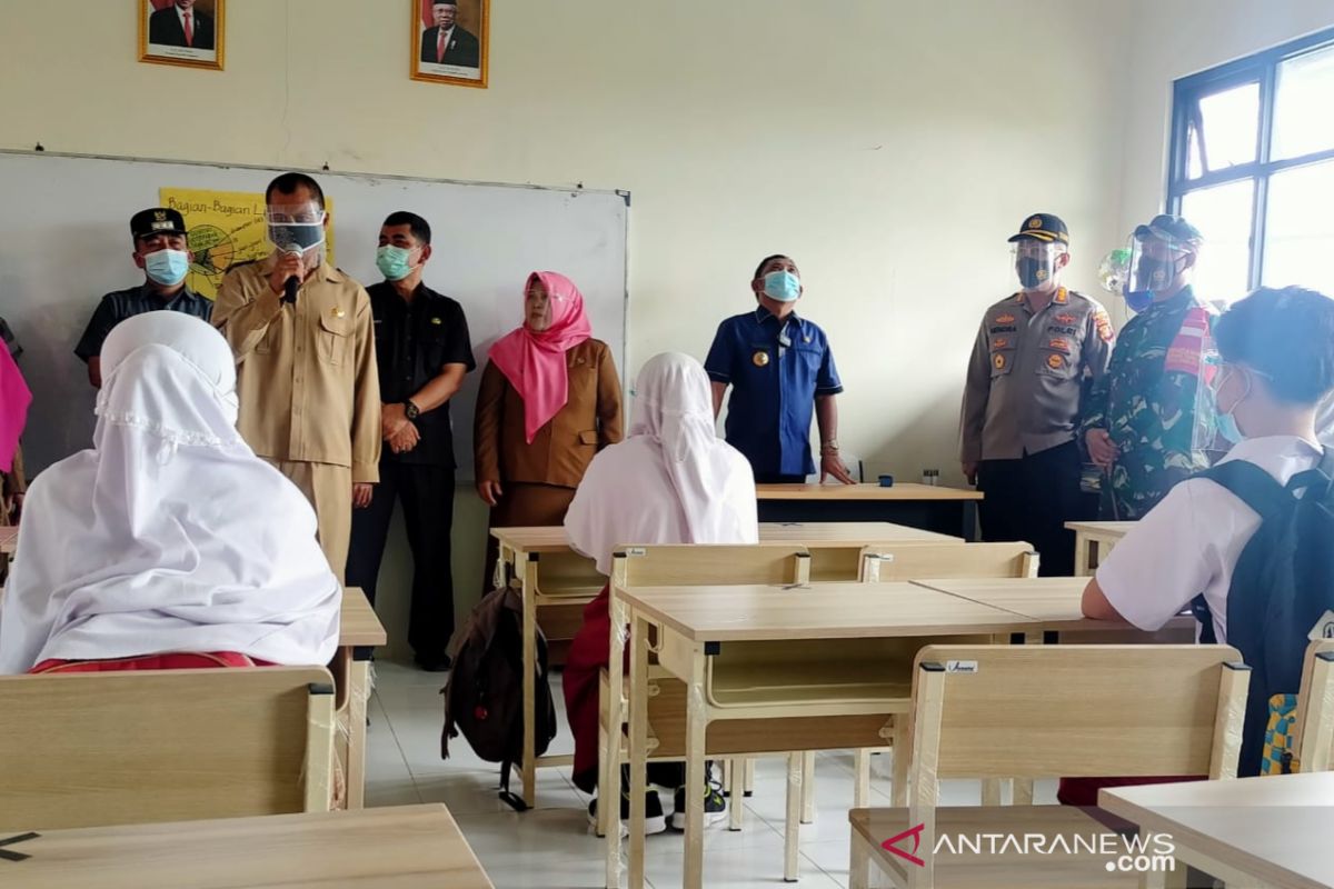 KBM tatap muka Bekasi wajibkan orang tua antar anak ke sekolah (video)