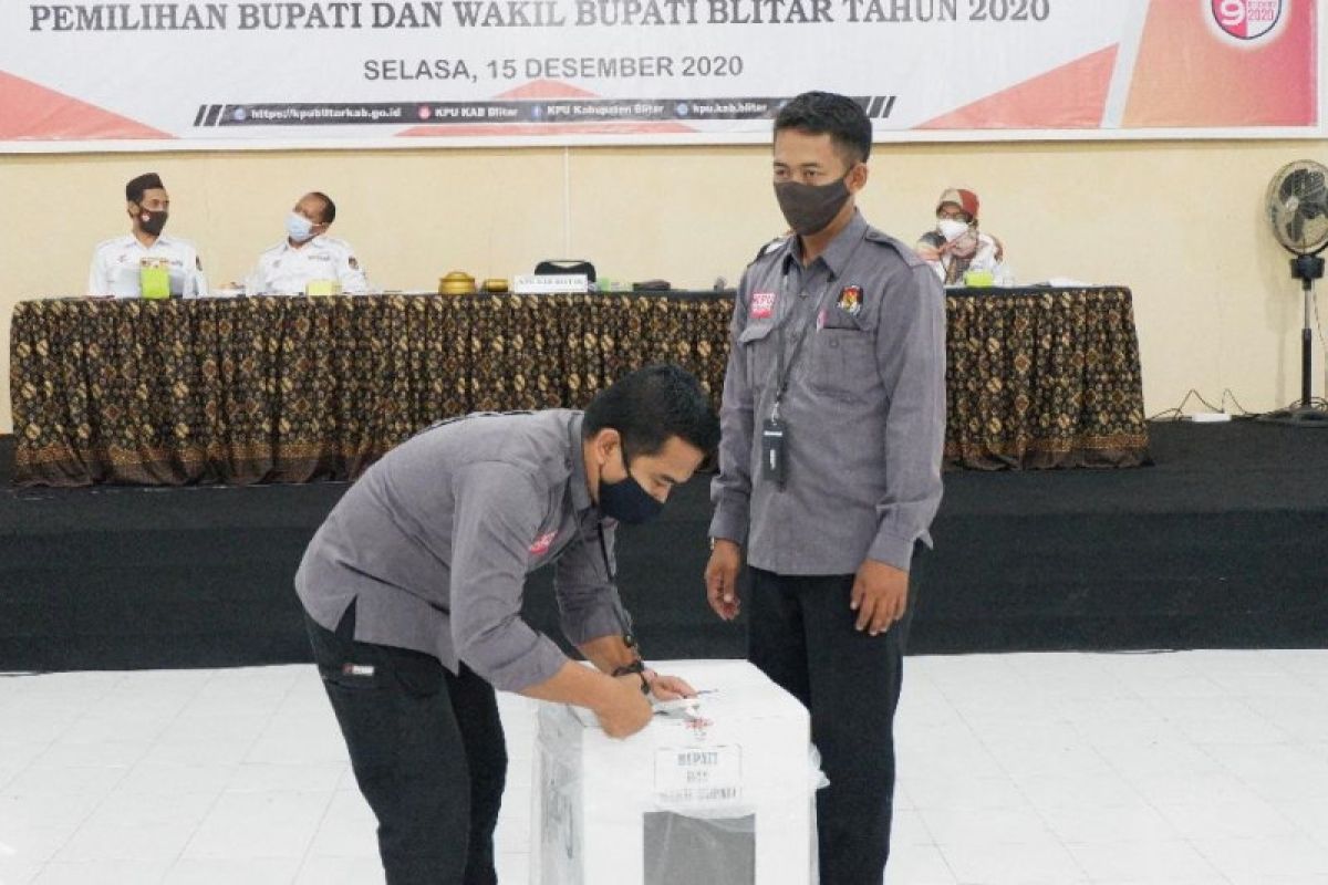 Pilkada Kabupaten Blitar: Rini-Rahmad dinyatakan pemenang, saksi lawan tolak tanda tangan