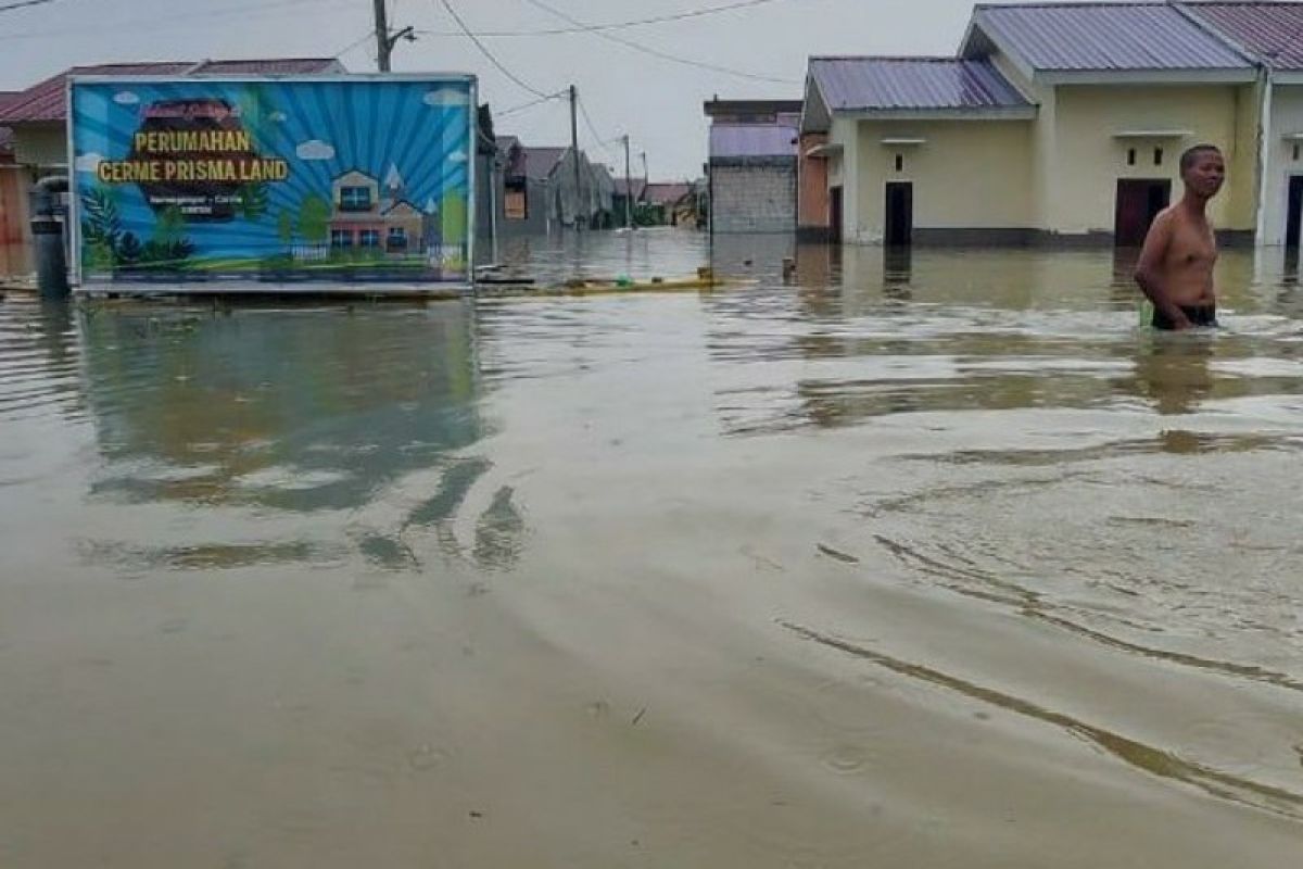 Puluhan warga Perumahan Cerme Gresik mengungsi akibat banjir.