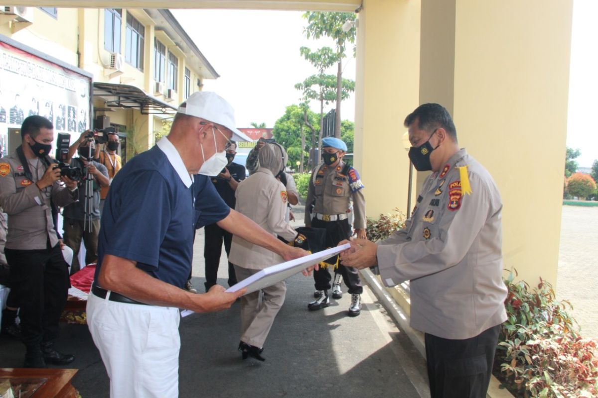 Yayasan Budha Tzu Chi berikan bantuan beras kepada warga terdampak COVID-19