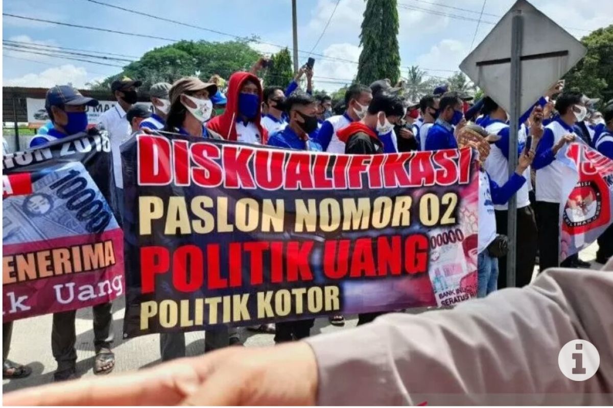 Puluhan orang tuntut KPU Lampung Tengah diskualifikasi Musa-Dito