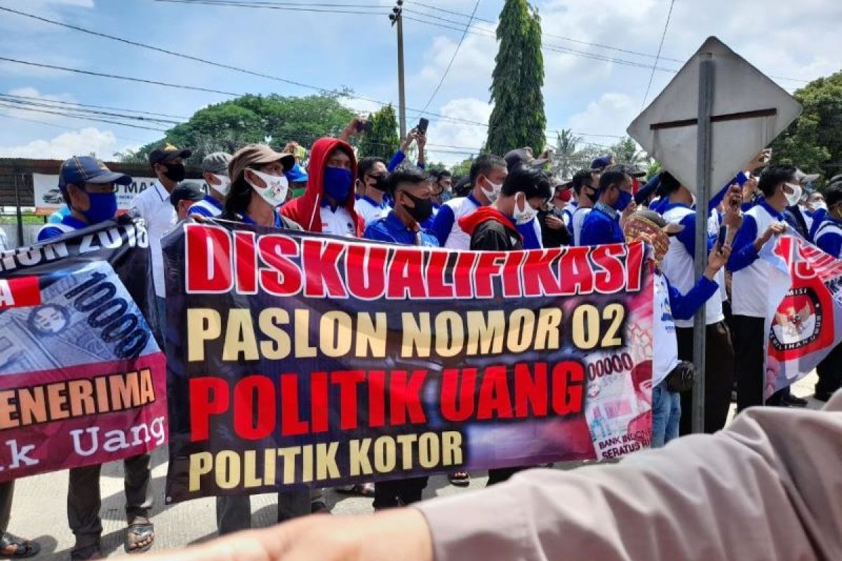 Massa tuntut KPU Lampung Tengah diskualifikasi Paslon Bupati Musa-Dito