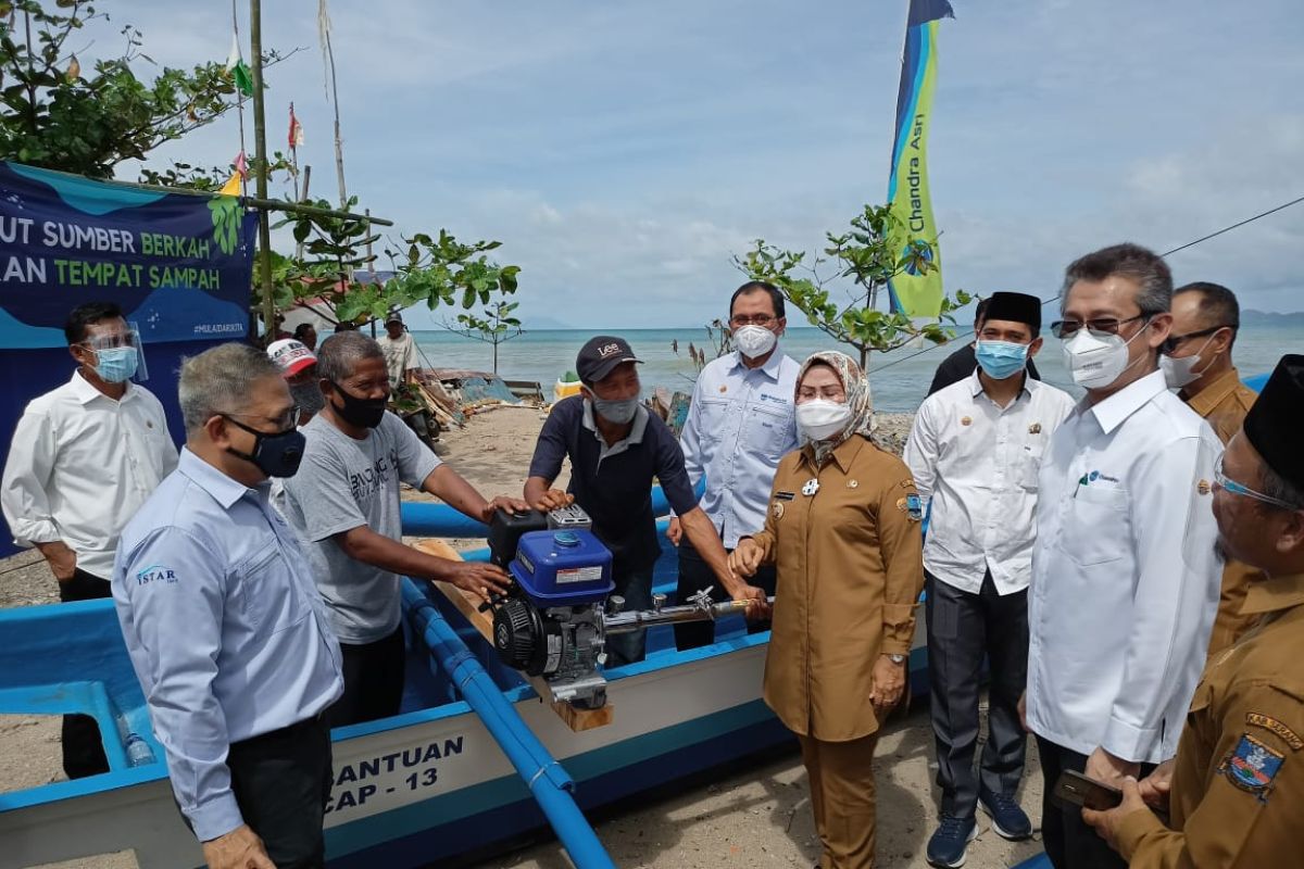 Chandra Asri Serahkan Bantuan Perahu dan Mesin Ketinting Kepada Nelayan di Banten