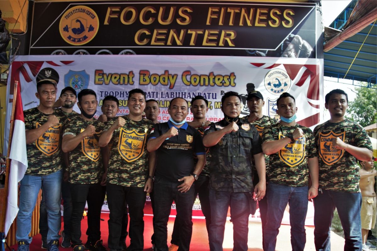 Bupati Labuhanbatu H. Andi Suhaimi Dalimunthe, ST, MT bersama peserta open Body Contest