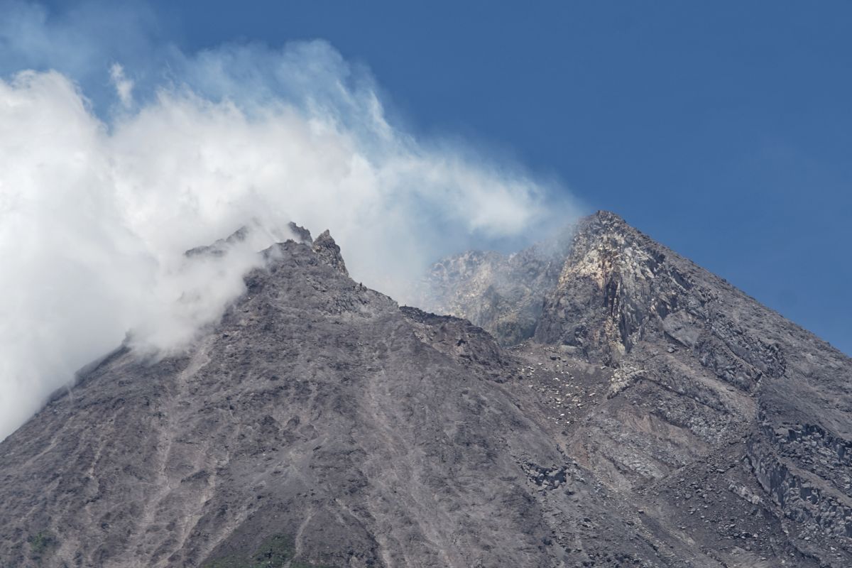 Terdengar enam kali suara guguran dari Gunung Merapi
